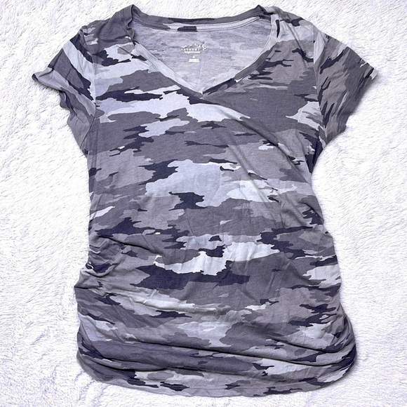 Isabel Maternity by Ingrid & Isabel Tops - Isabel Maternity Short Sleeve Shirred V-Neck Camo Print size Small